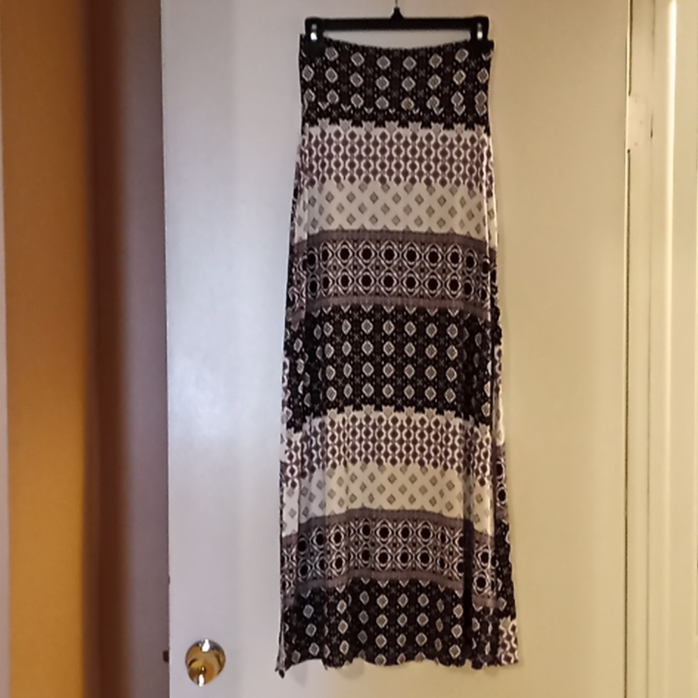 Charlotte Russe Long Skirt With Slit On Each Side.White/Burgundy & Black Pattern - Picture 4 of 14